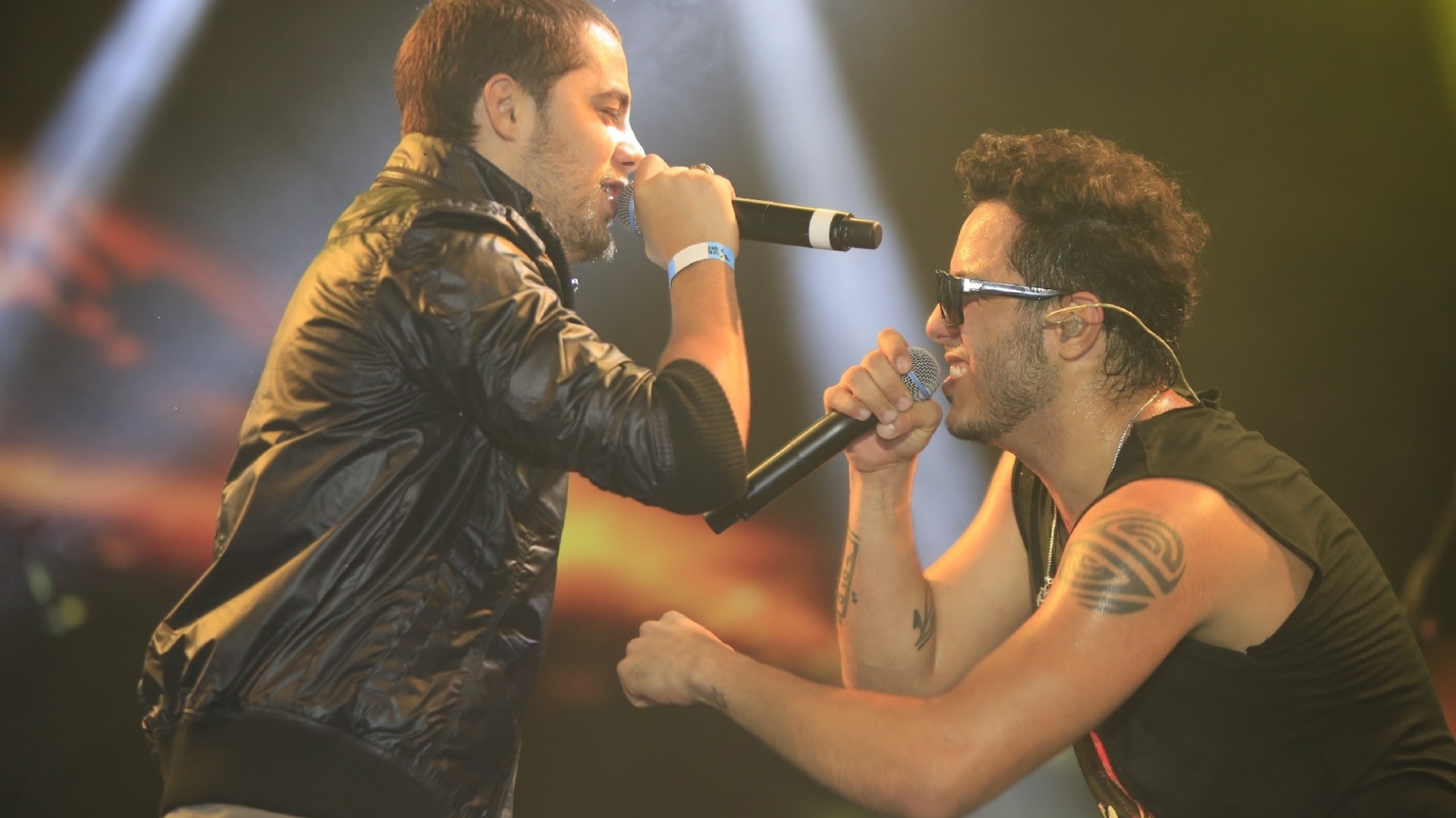 29.mai.2013 - O cantor Levi Lima, do Jammil, faz uma participação especial no show do cantor Tomate, em São Paulo. Levi pediu licença do cantor e entoou a música "Milla", do cantor Netinho, pedindo que o público levantasse as mãos e mandar boas energias ao baiano internado no Hospital Sírio-Libanês. em São Paulo - Divulgação