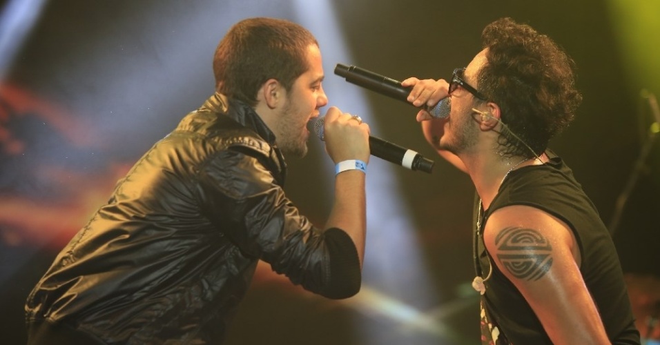 29.mai.2013 - O cantor Levi Lima, do Jammil, faz uma participação especial no show do cantor Tomate, em São Paulo. Levi pediu licença do cantor e entoou a música "Milla", do cantor Netinho, pedindo que o público levantasse as mãos e mandar boas energias ao baiano internado no Hospital Sírio-Libanês. em São Paulo - Divulgação