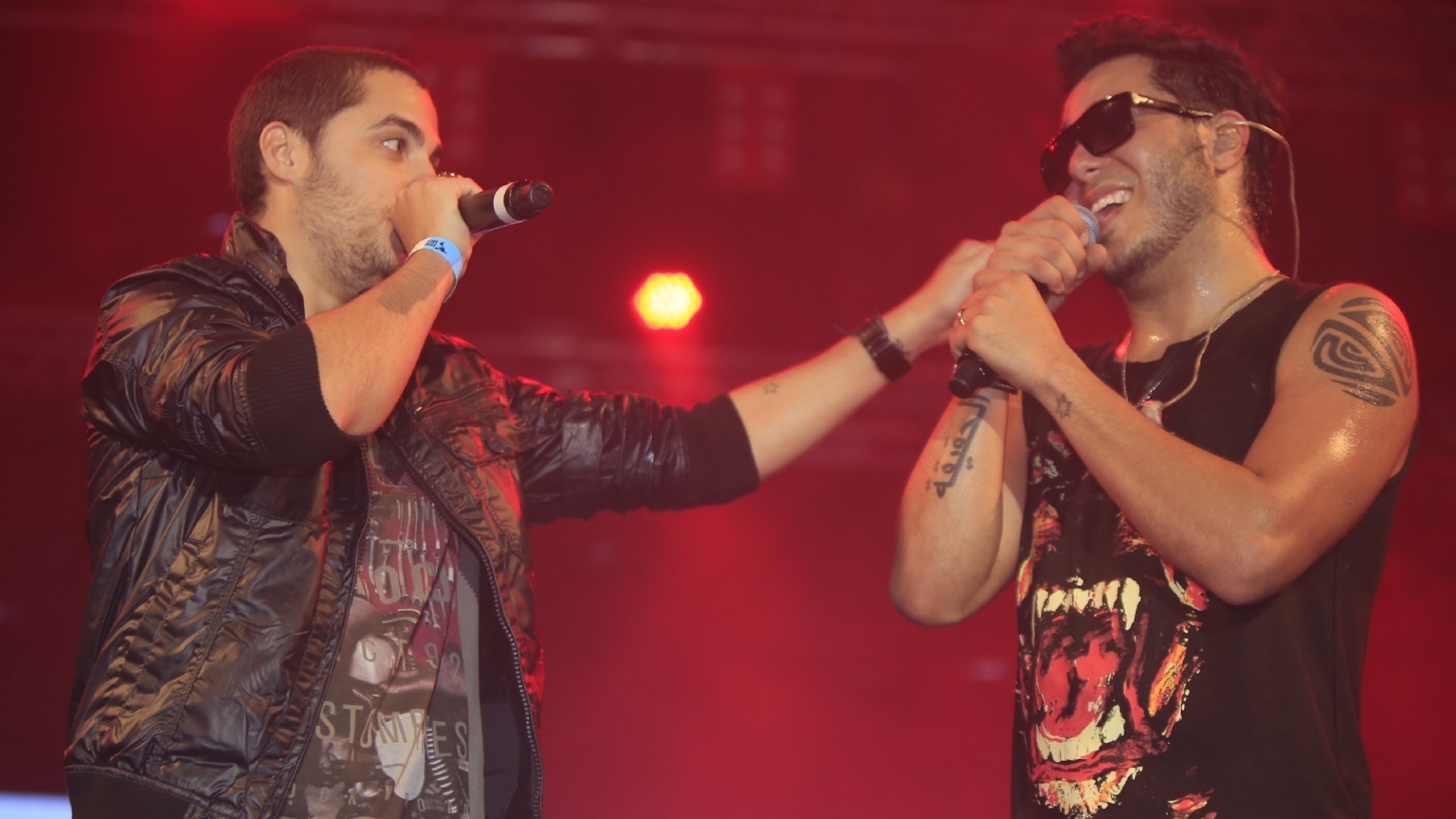 29.mai.2013 - O cantor Levi Lima, do Jammil, faz uma participação especial no show do cantor Tomate, em São Paulo. Levi pediu licença do cantor e entoou a música "Milla", do cantor Netinho, pedindo que o público levantasse as mãos e mandar boas energias ao baiano internado no Hospital Sírio-Libanês. em São Paulo - Divulgação