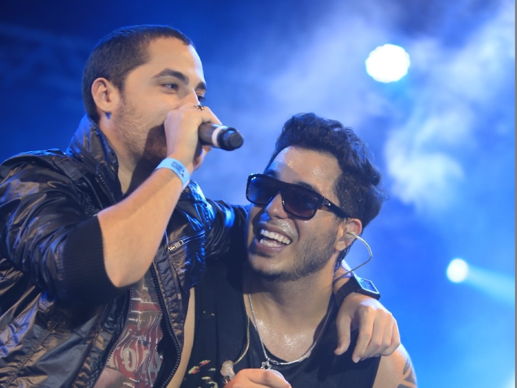 29.mai.2013 - O cantor Levi Lima, do Jammil, faz uma participação especial no show do cantor Tomate, em São Paulo. Levi pediu licença do cantor e entoou a música "Milla", do cantor Netinho, pedindo que o público levantasse as mãos e mandar boas energias ao baiano internado no Hospital Sírio-Libanês. em São Paulo - Divulgação