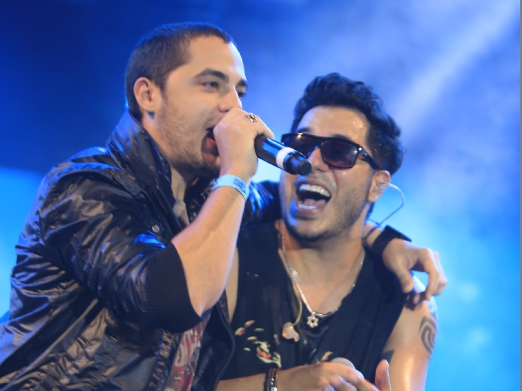 29.mai.2013 - O cantor Levi Lima, do Jammil, faz uma participação especial no show do cantor Tomate, em São Paulo. Levi pediu licença do cantor e entoou a música "Milla", do cantor Netinho, pedindo que o público levantasse as mãos e mandar boas energias ao baiano internado no Hospital Sírio-Libanês. em São Paulo - Divulgação