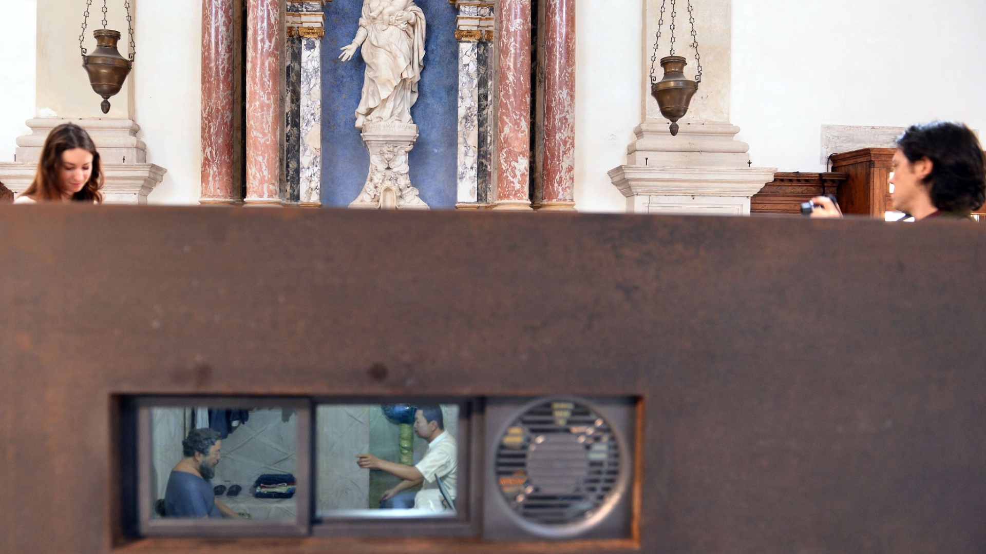 29.mai.2013 - Obra do artista chinês Ai Weiwei na igreja Sant'Antonin, durante a Bienal de Veneza, reconstrói os 81 dias em que ele ficou sob custódia do governo chinês em 2011 - Gabriel Bouys/AFP Photo