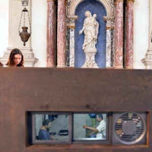 29.mai.2013 - Obra do artista chinês Ai Weiwei na igreja Sant'Antonin, durante a Bienal de Veneza, reconstrói os 81 dias em que ele ficou sob custódia do governo chinês em 2011 - Gabriel Bouys/AFP Photo