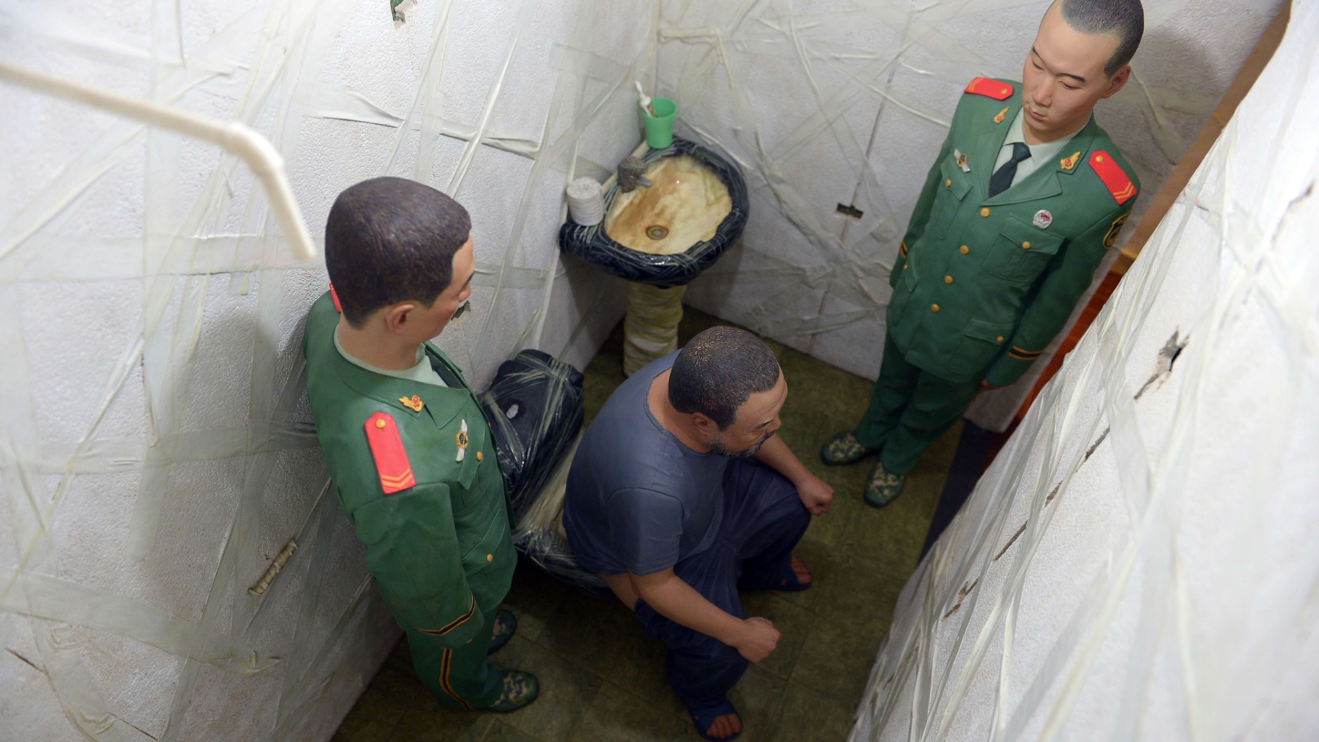 29.mai.2013 - Obra do artista chinês Ai Weiwei na igreja Sant'Antonin, durante a Bienal de Veneza, reconstrói os 81 dias em que ele ficou sob custódia do governo chinês em 2011 - Gabriel Bouys/AFP Photo