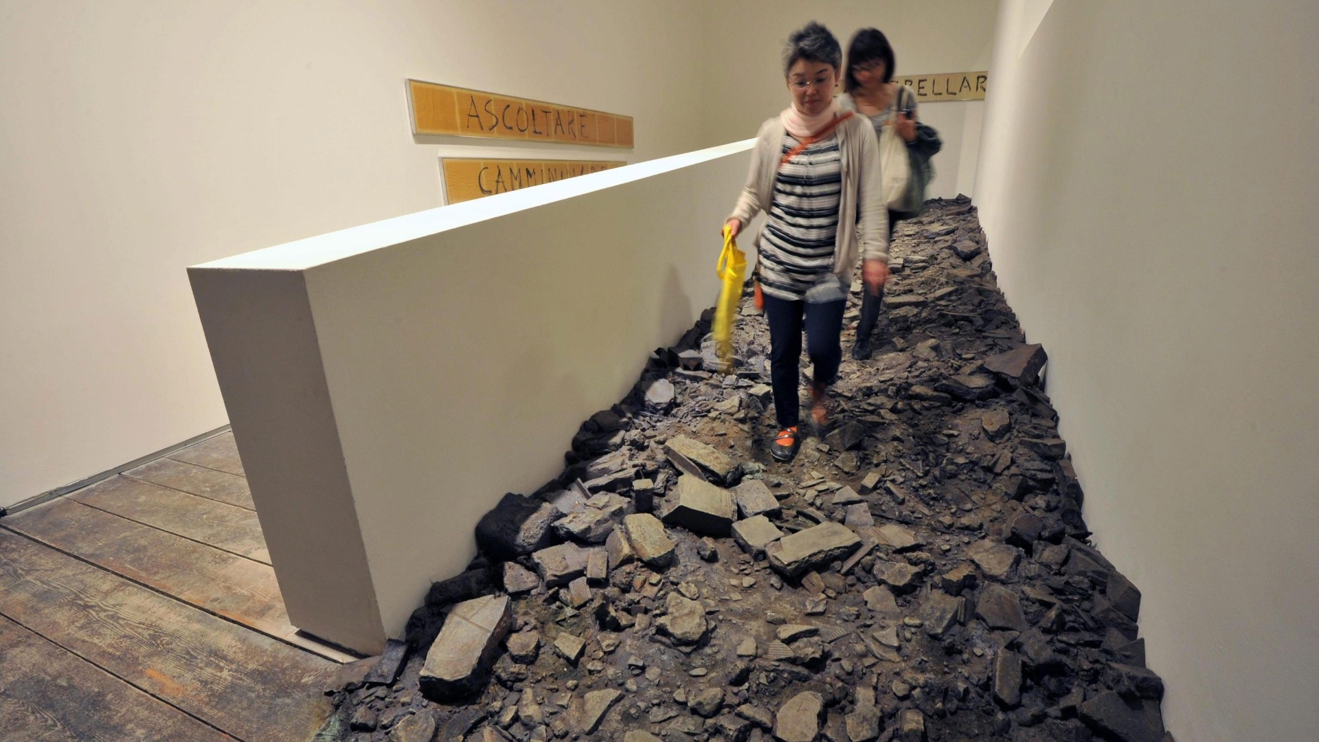 29.mai.2013 - Visitantes passeiam pela exposição "Suono-Silenzio", do artista italiano Massimo Bartolini, que integra a Bienal de Veneza 2013 - Andrea Merola/EFE