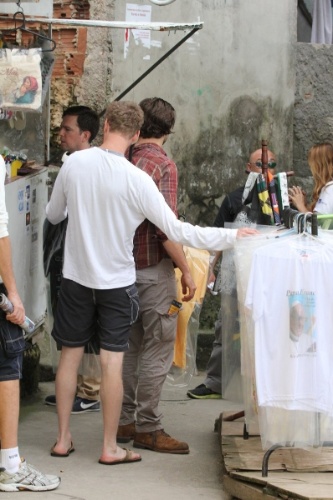 30.mai.2013 - Ator Bradley Cooper compra camiseta no Morro Dona Marta, no Rio de Janeiro