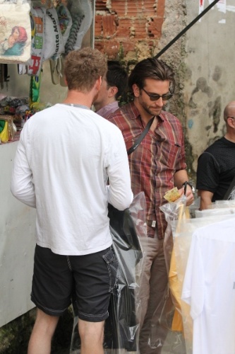 30.mai.2013 - Ator Bradley Cooper compra camiseta no Morro Dona Marta, no Rio de Janeiro