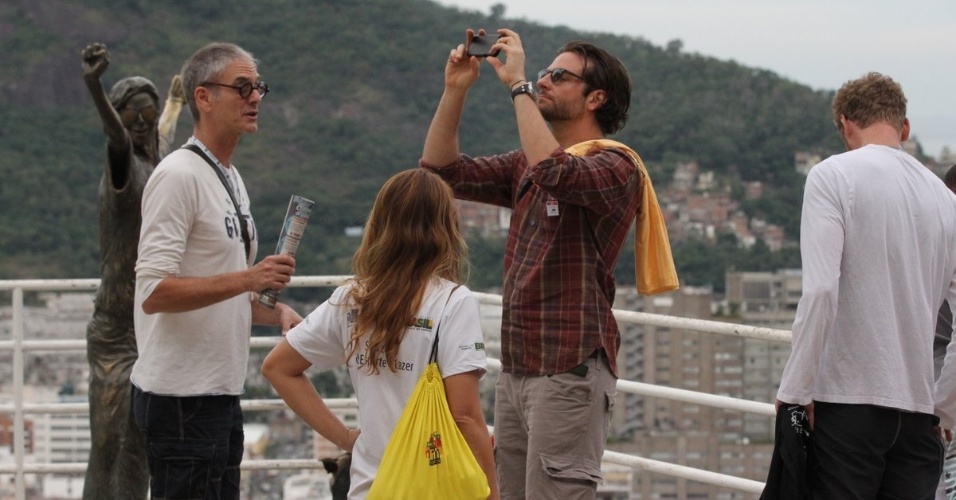 30.mai.2013 - Ator Bradley  Cooper visita o Morro Dona Marta, no Rio de Janeiro e leva sua câmera fotográfica para tirar foto das paisagens
