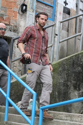 30.mai.2013 - Ator Bradley  Cooper visita o Morro Dona Marta, no Rio de Janeiro e leva sua câmera fotográfica para tirar foto das paisagens
