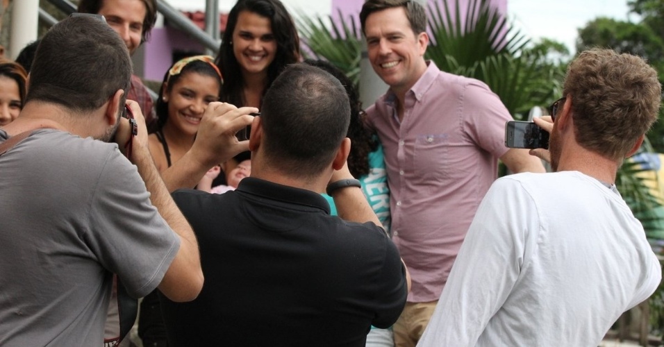 30.mai.2013 - O ator Ed Helms, o Stu de "Se Beber, não Case", e o elenco do longa visitam o Morro Dona Marta, no Rio de Janeiro