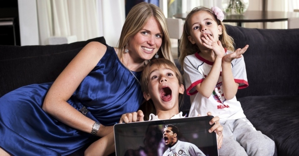 Esposa de Júlio César Susana Werner posa para foto ao lado dos filhos