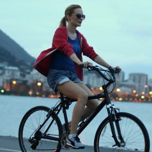 30.mai.2013 - Acompanhada de seguranças e amigos, a atriz Heather Graham anda de bicicleta pela Rio de Janeiro