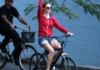 Heather Graham anda de bicicleta pelo Rio - André Freitas/AgNews