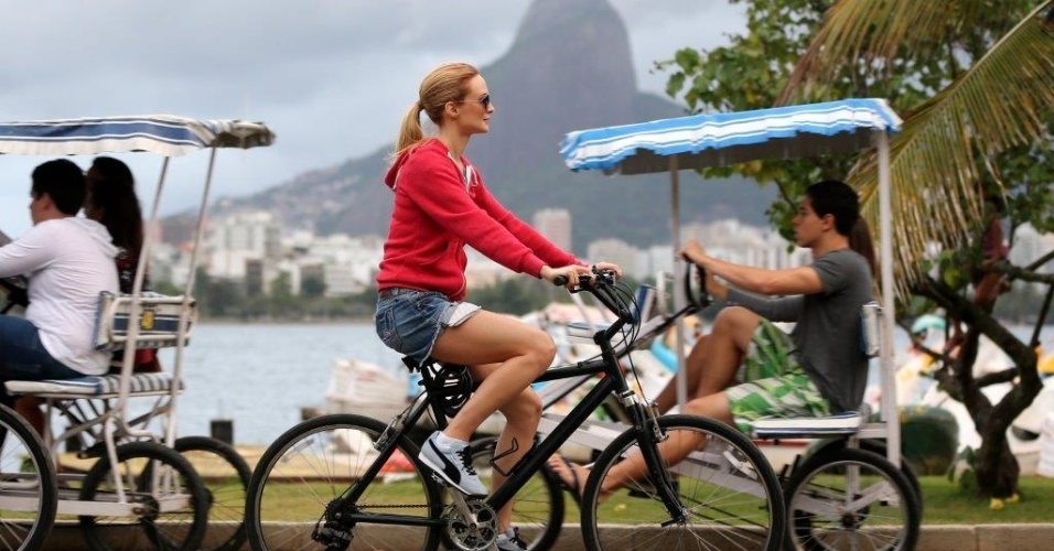 30.mai.2013 - Acompanhada de seguranças e amigos, a atriz Heather Graham anda de bicicleta pela Rio de Janeiro