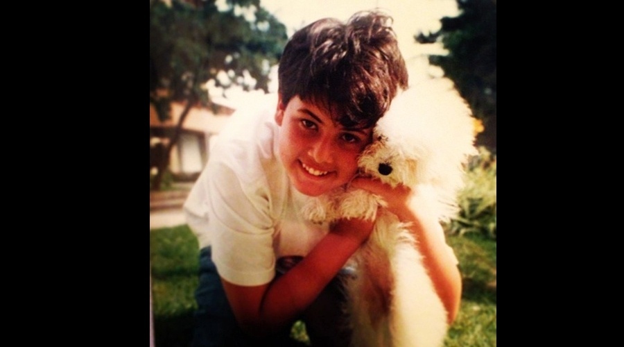 31.mai.2013 - Bruno de Luca lamentou a morte de sua cadela, a poodle Sharon Stone. "Hoje ela foi para o céu depois de 17 anos alegrando a vida da minha família", escreveu o ator que divulgou uma imagem da infância ao lado do animal