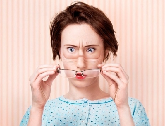 A fotógrafa e artista plástica húngara Flóra Borsi publicou uma divertida série de fotos chamada "Good Morning Flofee", uma brincadeira com seu nome e a palavra "coffee" ("café"). Nos autorretratos, Flóra aparece com expressões de espanto e marcas no rosto deixadas por objetos após inesperados cochilos em diferentes locais. Na descrição do álbum, a fotógrafa diz que é  "dorminhoca" e que poderia estrelar um comercial de café. "Estou cansada o tempo todo. Eu consigo dormir em qualquer lugar", diz - Flóra Borsi/Divulgação