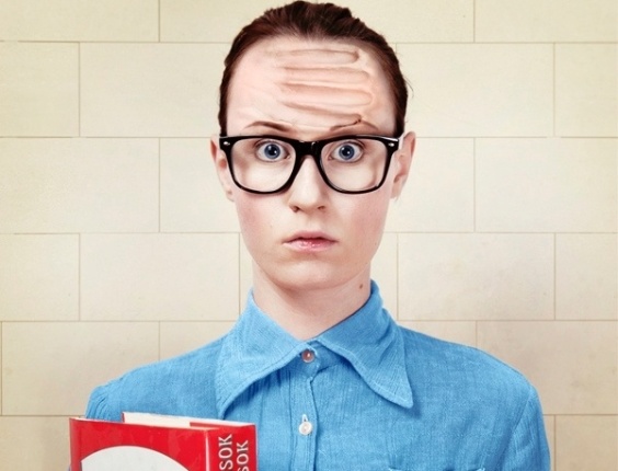 A fotógrafa e artista plástica húngara Flóra Borsi publicou uma divertida série de fotos chamada "Good Morning Flofee", uma brincadeira com seu nome e a palavra "coffee" ("café"). Nos autorretratos, Flóra aparece com expressões de espanto e marcas no rosto deixadas por objetos após inesperados cochilos em diferentes locais. Na descrição do álbum, a fotógrafa diz que é  "dorminhoca" e que poderia estrelar um comercial de café. "Estou cansada o tempo todo. Eu consigo dormir em qualquer lugar", diz - Flóra Borsi/Divulgação