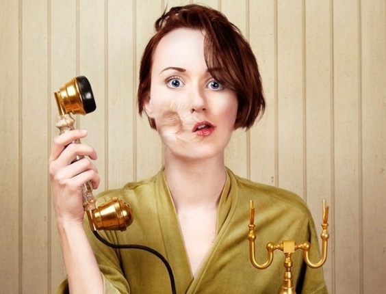 A fotógrafa e artista plástica húngara Flóra Borsi publicou uma divertida série de fotos chamada "Good Morning Flofee", uma brincadeira com seu nome e a palavra "coffee" ("café"). Nos autorretratos, Flóra aparece com expressões de espanto e marcas no rosto deixadas por objetos após inesperados cochilos em diferentes locais. Na descrição do álbum, a fotógrafa diz que é  "dorminhoca" e que poderia estrelar um comercial de café. "Estou cansada o tempo todo. Eu consigo dormir em qualquer lugar", diz - Flóra Borsi/Divulgação