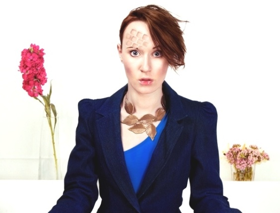 A fotógrafa e artista plástica húngara Flóra Borsi publicou uma divertida série de fotos chamada "Good Morning Flofee", uma brincadeira com seu nome e a palavra "coffee" ("café"). Nos autorretratos, Flóra aparece com expressões de espanto e marcas no rosto deixadas por objetos após inesperados cochilos em diferentes locais. Na descrição do álbum, a fotógrafa diz que é  "dorminhoca" e que poderia estrelar um comercial de café. "Estou cansada o tempo todo. Eu consigo dormir em qualquer lugar", diz. - Flora Borsi/Divulgação