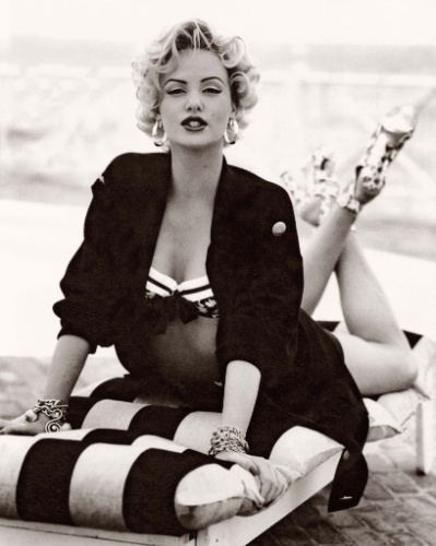 Atriz Charlize Theron foi cotada para viver Marilyn Monroe no cinema, mas o projeto não foi realizado. Na imagem ela aparece caracterizada como a diva