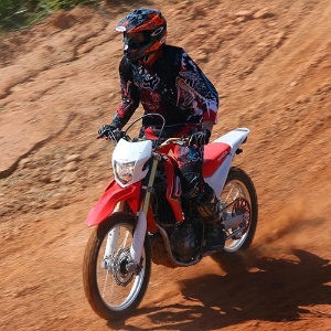 Nova Honda CRF 450L é moto de trilha para rodar na rua - UOL Carros