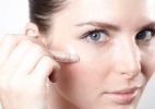 Corretivo iluminador leva glamour natural ao make; aprenda a usar - Rodrigo Niemeyer/ UOL