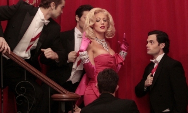 Para comemorar o centésimo episódio da série "Gossip Girl", Blake Lively se transforma em Marilyn Monroe. A atriz dublou a música "Diamonds Are a Girl's Best Friends" durante uma cena em que sua personagem sonhava com a diva