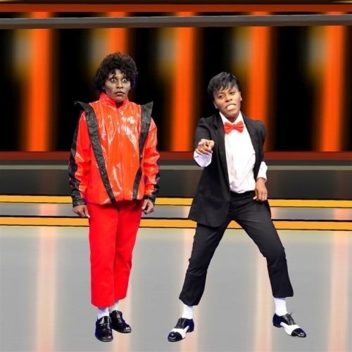Para o quadro "Transformação" da RedeTV!, a dupla Pepê e Neném se transforma em Michael Jackson. Pepê se caracterizou como o rei do pop no clipe da música Billie Jean (1982), enquanto sua irmã, Neném, vestiu o figurino usado por Michael no clipe da música Thriller (1982)