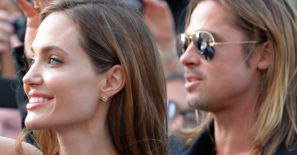 2.jun.2013 - Angelina Jolie acompanha Brad Pitt na pré-estreia de "World War Z", na praça Leicester, em Londres. É a primeira aparição da atriz  após ter anunciado que se submeteu a uma dupla mastectomia para evitar um câncer de mama