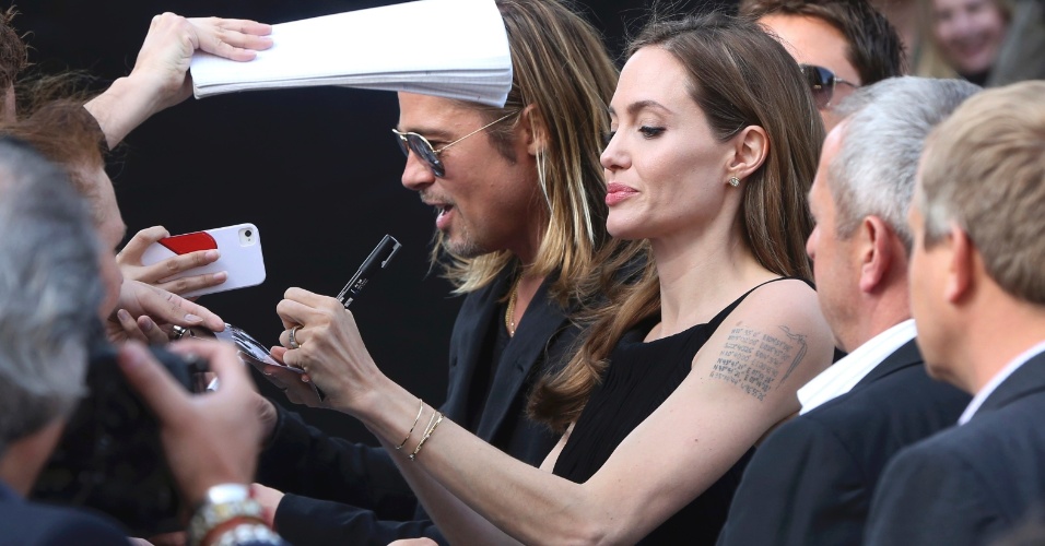 2.jun.2013 - Angelina Jolie distribui autóigrafos na pré-estreia do novo filme de Brad Pitt 