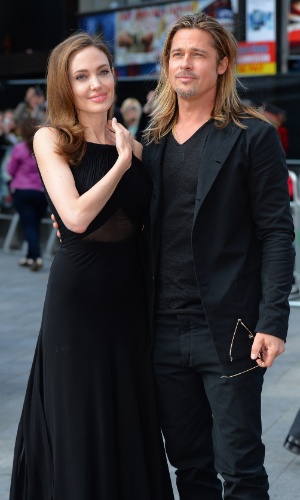 2.jun.2013 - Angelina Jolie posa para fotos com Brad Pitt na pré-estreia de "World War Z", na praça Leicester, em Londres. É a primeira aparição da atriz  após ter anunciado que se submeteu a uma dupla mastectomia para evitar um câncer de mama