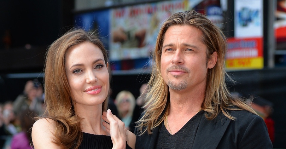 2.jun.2013 - Angelina Jolie posa para fotos com Brad Pitt na pré-estreia de 