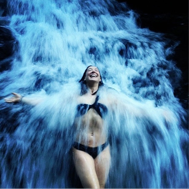 2.jun.2013 - Claudia Raia mostra o que a faz se sentir bem. "Energizada por essa incrível cachoeira! Bom dia a todos.", escreveu no Instagram ao publicar a foto acima