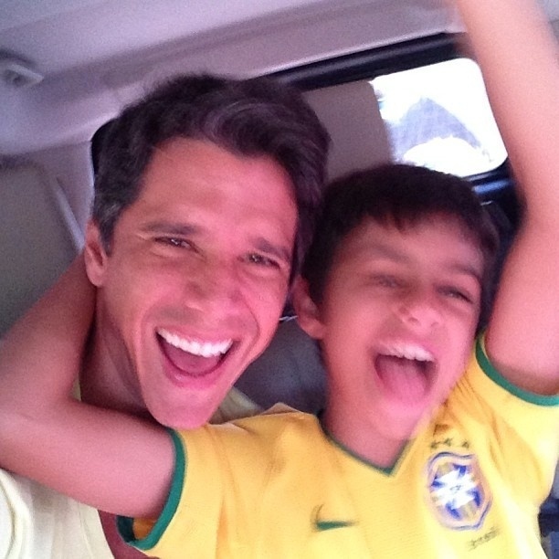 2.jun.2013 - Márcio Garcia publica foto a caminho do estádio do Maracanã com o filho. O estádio será reinaugurado neste domingo (2), com o amistoso entre Brasil x Inglaterra 