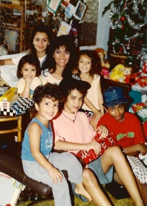 Bernadette e todos os seis filhos, Bruno Mars está com camiseta azul - Reprodução/BrunoMars.com