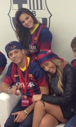 3.jun.2013 - Ao lado de amigos e familiares de Neymar, Bruna Marquezine aparece vestindo a camisa do Barcelona
