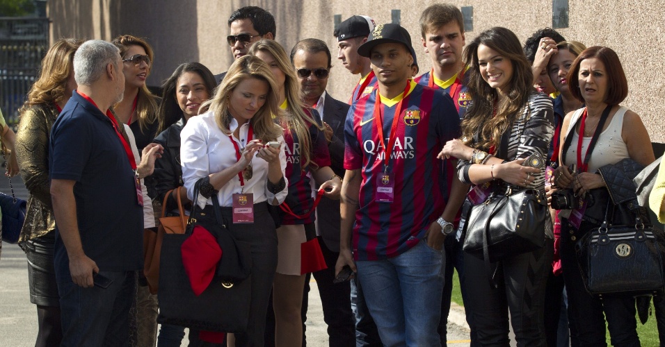 3.jun.2013 - Bruna Marquezine acompanha a apresentação de Neymar em Barcelona