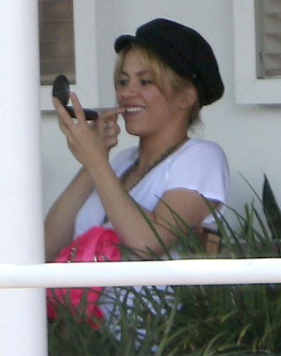 3.jun.2013 - Shakira limpa os dentes com os dedos após uma refeição em restaurante de West Hollywood