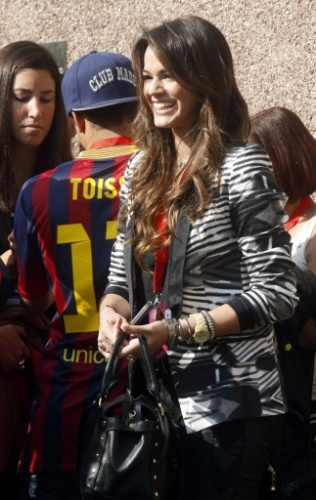 3.jun.2013 - Ao lado dos amigos e familiares de Neymar, atriz Bruna Marquezine acompanha o namorado em viagem para Espanha, onde ele se apresentadou como jogador do Barcelona