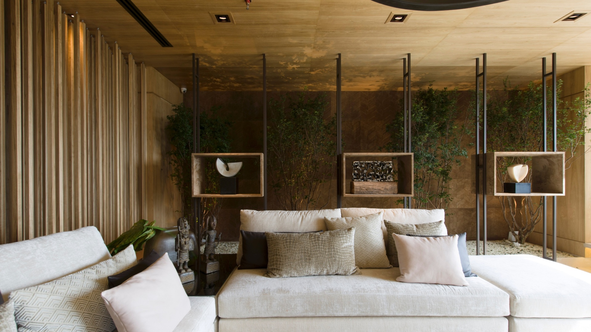 A profissional Débora Aguiar assina o Living, que reúne obras de arte em nichos suspensos. A 3ª Mostra Black fica aberta à visitação até dia 9 de julho de 2013, nos cinco últimos andares da torre anexa ao shopping JK Iguatemi, em São Paulo - Katia Kuwabara/ UOL