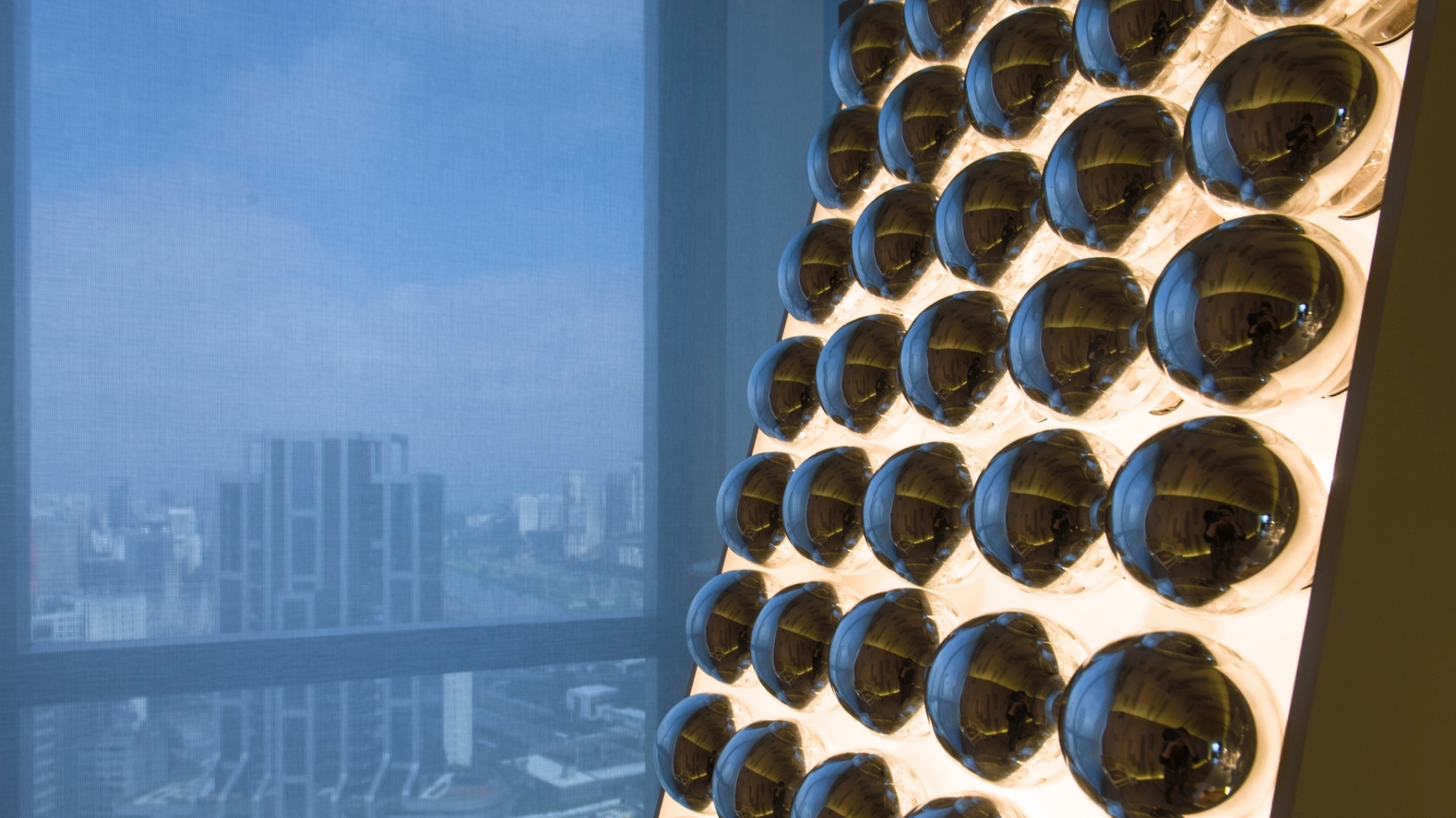 Dentro da proposta "menos é mais", a dupla estreante no evento, Fernanda Abs e Fred Benedetti, projetou um Home Office minimalista, marcado pelo monocromatismo em branco para móveis e objetos. Em destaque, a escultura/ luminária Consolação, de Gerson Oliveira e Luciana Martins. A 3ª Mostra Black fica aberta à visitação até dia 9 de julho de 2013, nos cinco últimos andares da torre anexa ao shopping JK Iguatemi, em São Paulo - Katia Kuwabara/ UOL