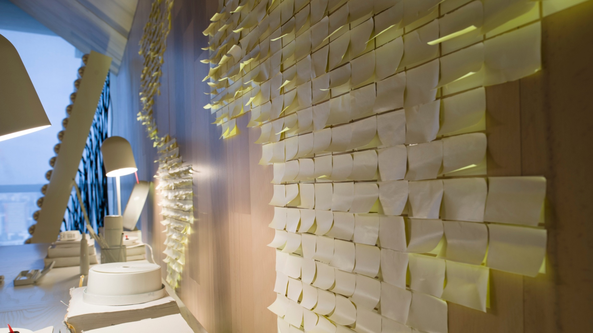 Dentro da proposta "menos é mais", a dupla estreante no evento, Fernanda Abs e Fred Benedetti, projetou um Home Office minimalista, marcado pelo monocromatismo em branco para móveis e objetos. Em destaque, o mapa mundi feito de "post-it". A 3ª Mostra Black fica aberta à visitação até dia 9 de julho de 2013, nos cinco últimos andares da torre anexa ao shopping JK Iguatemi, em São Paulo - Katia Kuwabara/ UOL