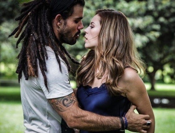 Em "Amor à Vida", Paloma e Ninho se beijam
