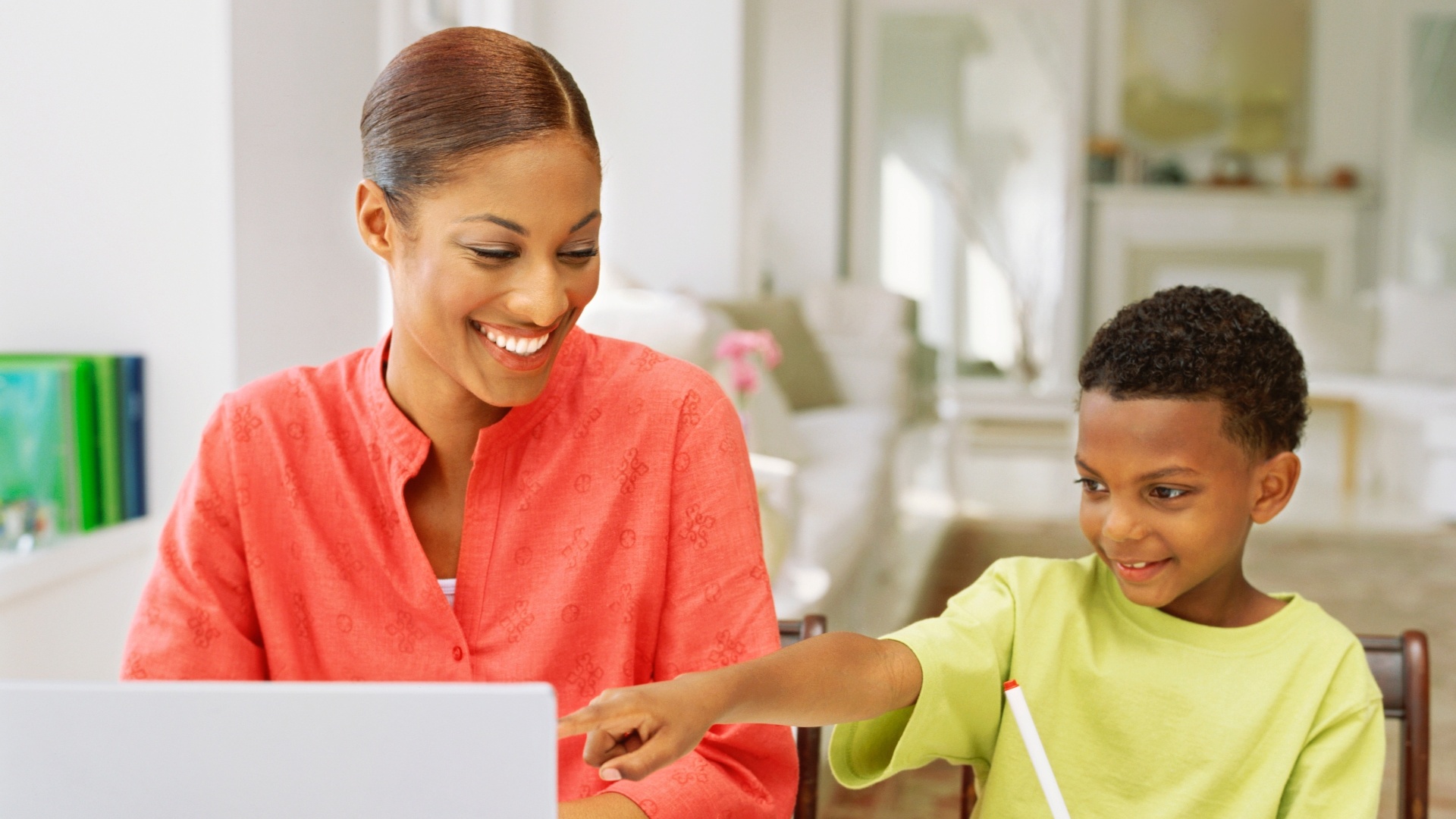 mãe; filho; madrasta; enteado; brincar; aprender - Thinkstock