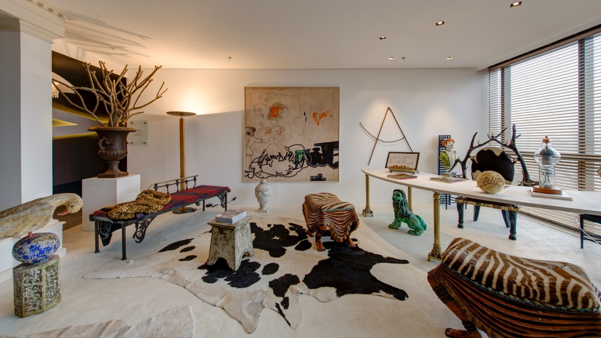 No Estúdio do Arquiteto, o arquiteto Ugo di Pace usa os tons claros e a luz natural para revelar as obras de arte e peças de época "garimpadas". A 3ª Mostra Black fica aberta à visitação até dia 9 de julho de 2013, nos cinco últimos andares da torre anexa ao shopping JK Iguatemi, em São Paulo - Katia Kuwabara/ UOL