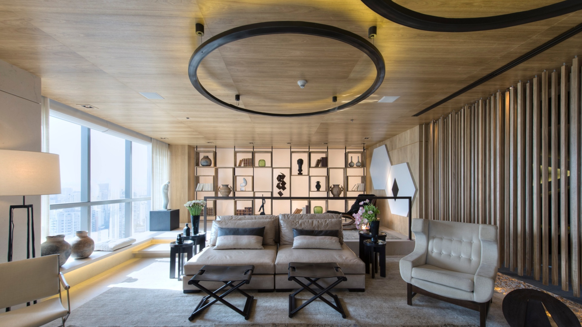 Para o Living, Débora Aguiar traz a madeira, como destaque no revestimento, e o mobiliário em cores neutras e tons pastel. A 3ª Mostra Black fica aberta à visitação até dia 9 de julho de 2013, nos cinco últimos andares da torre anexa ao shopping JK Iguatemi, em São Paulo - Katia Kuwabara/ UOL