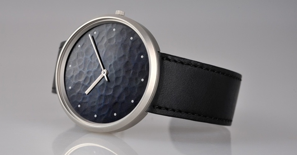 Relógio com design de Masayuki Kurokawa com caixa em aço inoxidável 40mm, mostrador de cobre martelado, vidro safira com pulseira de couro e funções hora-minuto; R$ 4.350, na Oklok (Tel.: 11 3085-0707). Preço pesquisado em maio de 2013 e sujeito a alteração - Divulgação