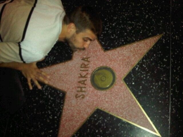 04.jun. 2013 - Gerard Piqué beija estrela de Shakira na Calçada da Fama