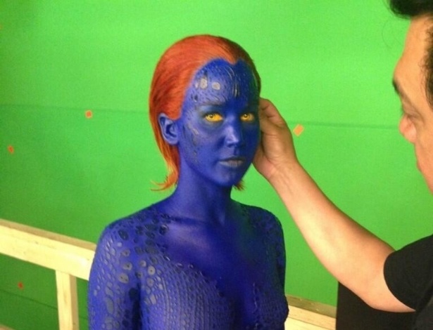 20.mai,2013 - A atriz Jennifer Lawrence, que interpreta a personagem Mística, recebe os últimos retoques na maquiagem - Divulgação/Twitter