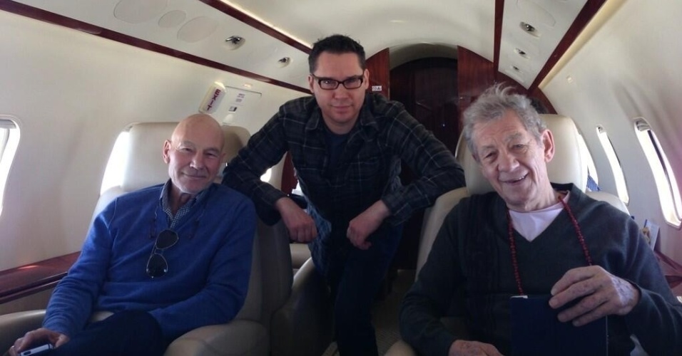 27.abr.2013 - Os atores Patrick Stewart e Ian McKellen e o diretor Bryan Singer (centro), durante voo